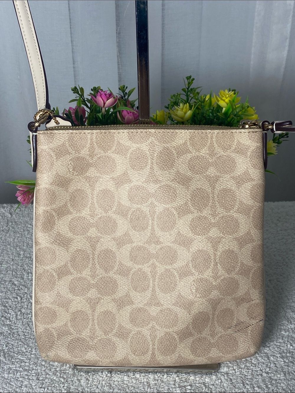 GUC Coach Cream Signature Crossbody Bag with Gold Hardware - Picture 5 of 10